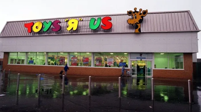 Framed Print : TOYS R US IN GOVAN GLASGOW December 1999