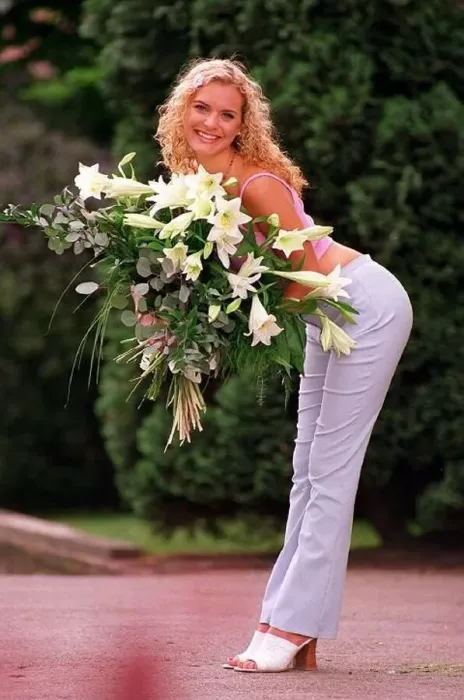  : Tracy Shaw Actress May 1998 pictured with Lillies Flowers A©Mirrorpix