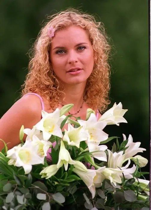  : Tracy Shaw Actress May 1998 pictured with Lillies Flowers A©Mirrorpix