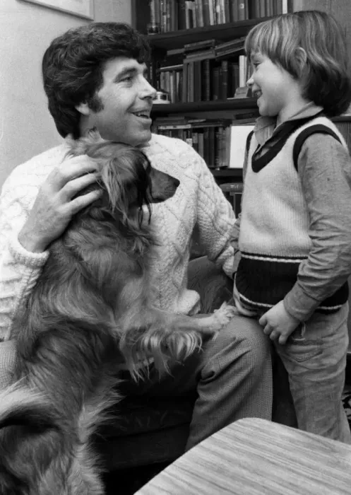 Framed Print : Trade Union Leader Jimmy Reid pictured at his Clydebank home with youngest daughter Julie