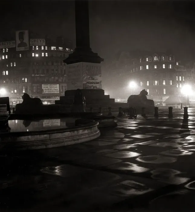 Framed Print : Trafalgar Square in London - Nelsons Column The Lions Framed Print : Trafalgar Square in London - Nelsons Column The Lions