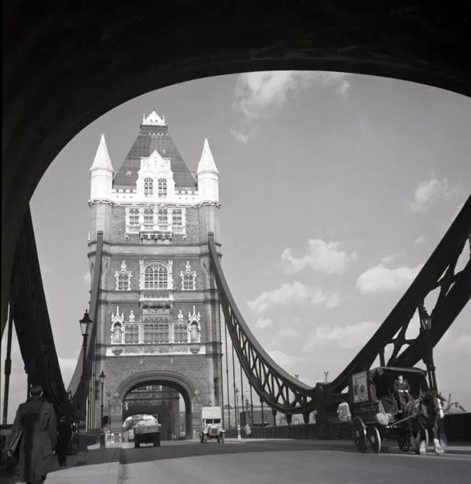 Framed Print : Traffic crossing Tower Bridge, circa 1945 Framed Print : Traffic crossing Tower Bridge, circa 1945