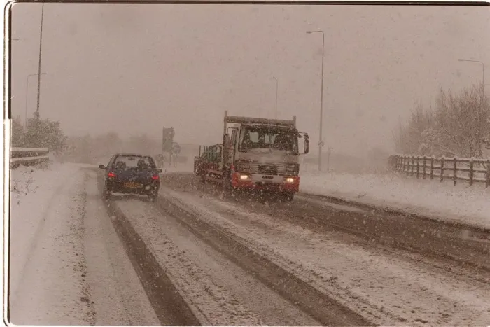 Framed Print : Traffic driving along a snow covered road in kent after Britain was hit by the Big Freeze Framed Print : Traffic driving along a snow covered road in kent after Britain was hit by the Big Freeze