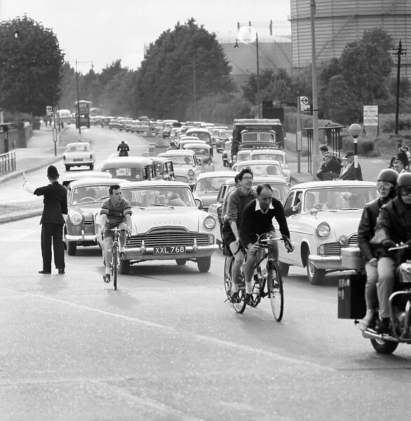Traffic queuing up to cross Staines bridge June 1960 M4339