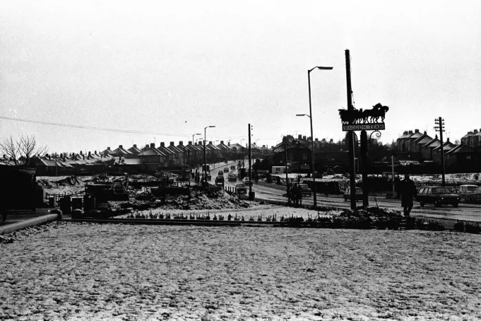 Framed Print : Traffic struggles along Bensham Bank, Gateshead, in the snow 23 Novemver 1971