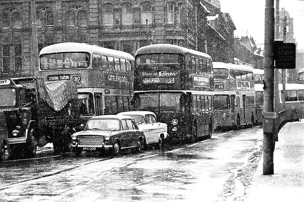 Traffic struggles against the snow on Collingwood Street, Newcastle 23 November 1971