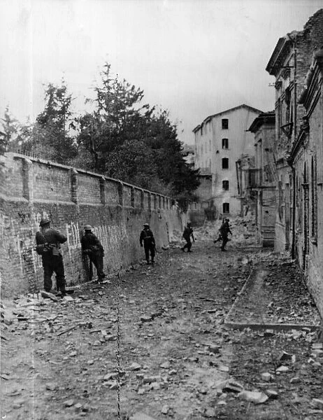 On the trail of the nazis in Ortona. Members of a Canadian regiment advancing down a