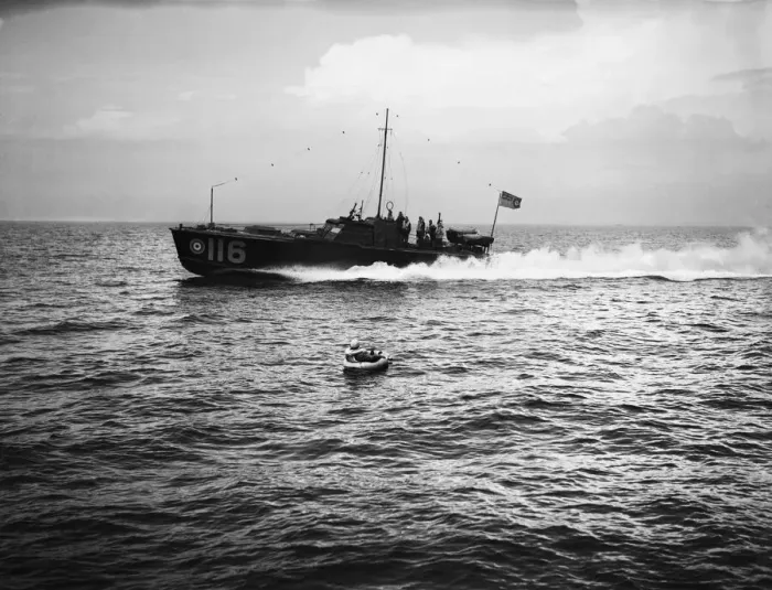 Framed Print : Training exercise for the Air Sea Rescue in the Solent. RAF Marine section Air Sea Rescue