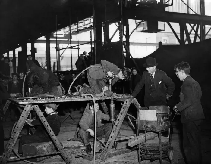 Framed Print : Training young riveters at a Scottish Shipyard during the Second world war Framed Print : Training young riveters at a Scottish Shipyard during the Second world war