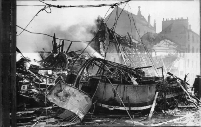 Framed Print : A tramcar, now a wreck after it was hit in a German Air raid Framed Print : A tramcar, now a wreck after it was hit in a German Air raid