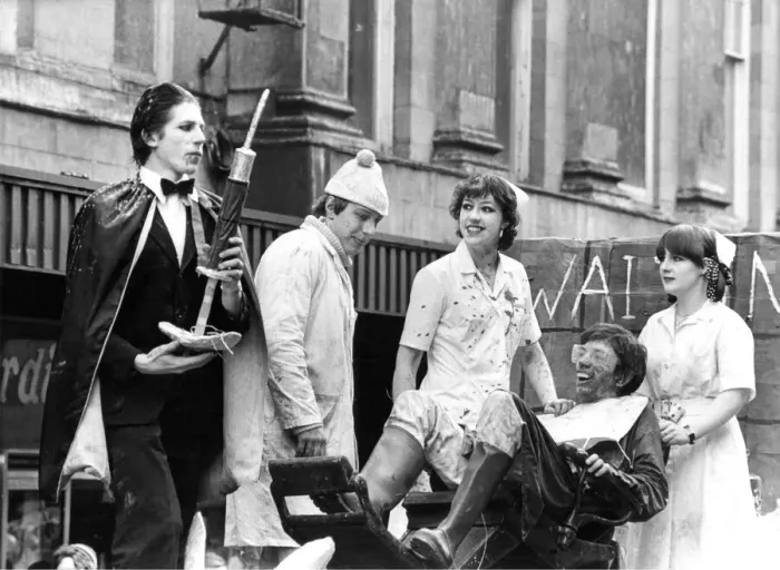 Framed Print : The Transsalvanian Dentists float in the Rag Week procession down Northumberland Street