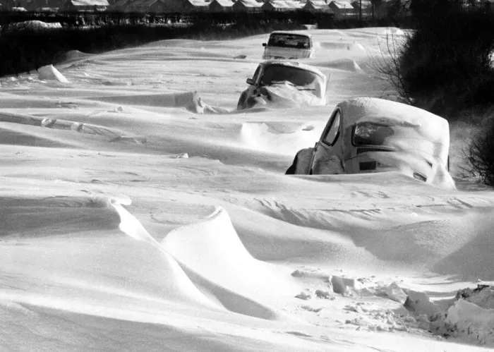 Framed Print : Trapped: These vehicles are only half-mile from the South Warwickshire village of Long Framed Print : Trapped: These vehicles are only half-mile from the South Warwickshire village of Long