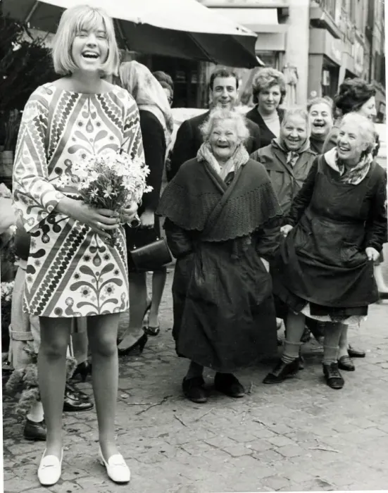 Framed Print : Trisha Locke wearing a short skirt in Rome Italy seen with local flower sellers Framed Print : Trisha Locke wearing a short skirt in Rome Italy seen with local flower sellers