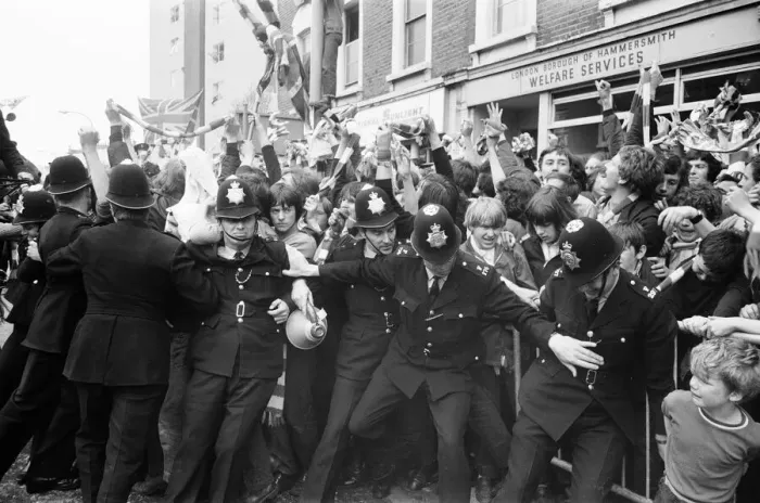 Framed Print : A triumphant Chelsea FC, return home after winning 1971 European Cup Winners