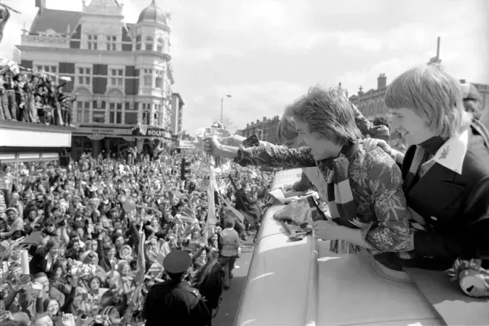Framed Print : Triumphant West Ham players parade the FA cup trophy to their fans from an open top Framed Print : Triumphant West Ham players parade the FA cup trophy to their fans from an open top
