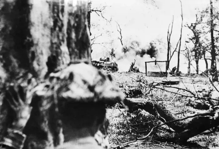 Framed Print : Troops of the 14th Army continue their drive south from Meiktila, Central Burma Framed Print : Troops of the 14th Army continue their drive south from Meiktila, Central Burma
