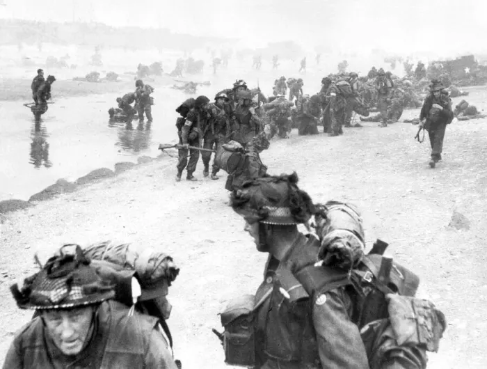 Framed Print : Troops of 3rd Infantry Division land on Queen Red beach, Sword area