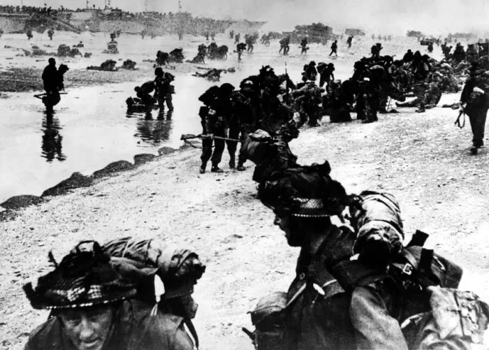 Framed Print : Troops of 3rd Infantry Division land on Queen Red beach, Sword area Framed Print : Troops of 3rd Infantry Division land on Queen Red beach, Sword area