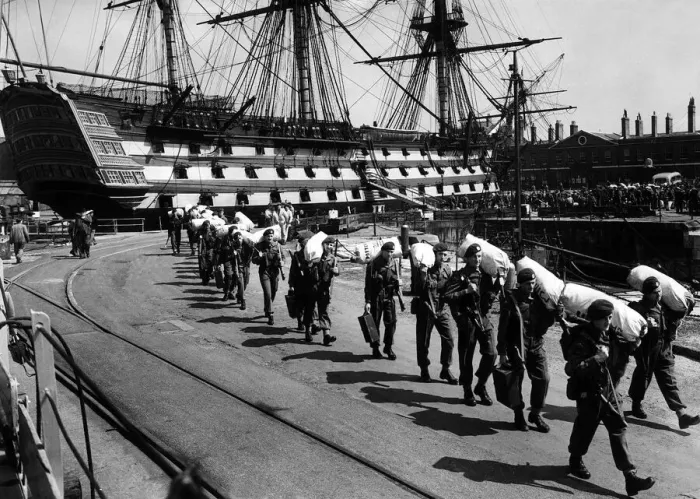 Framed Print : Troops Army Soldiers June 1951 Paratroopers marching with their kit in the naval Framed Print : Troops Army Soldiers June 1951 Paratroopers marching with their kit in the naval
