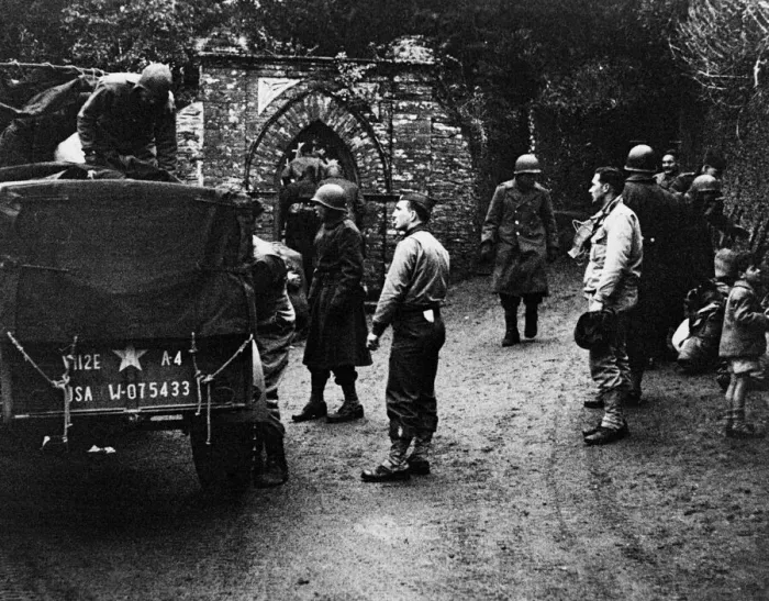 Framed Print : US troops arriving in Slapton to help the villagers move their possessions prior to Framed Print : US troops arriving in Slapton to help the villagers move their possessions prior to