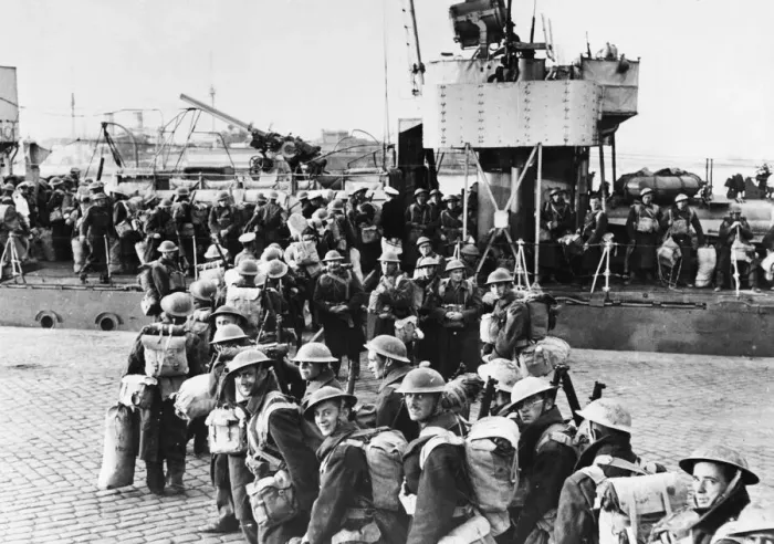 Framed Print : Troops embarking for the journey to Tobruk during Second World War Framed Print : Troops embarking for the journey to Tobruk during Second World War