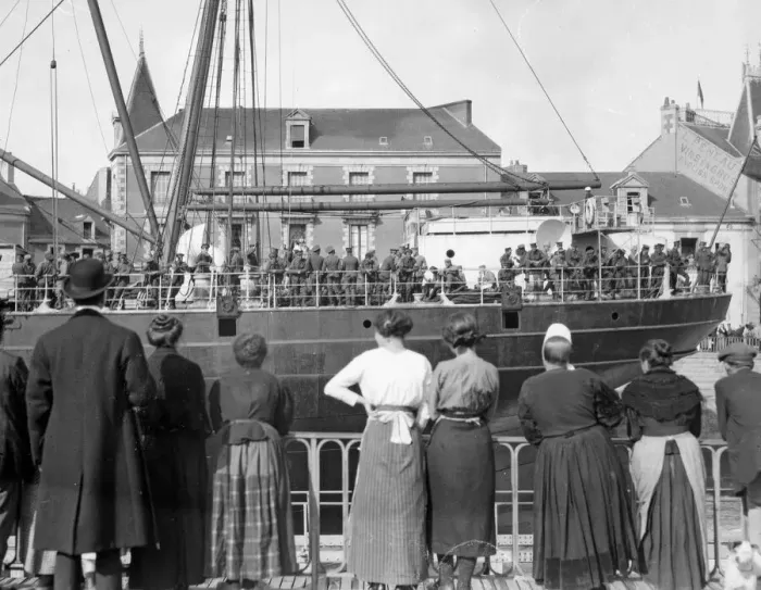 Framed Print : Troopship arrives in the French Channel port of Le Harve with elements of the British Framed Print : Troopship arrives in the French Channel port of Le Harve with elements of the British