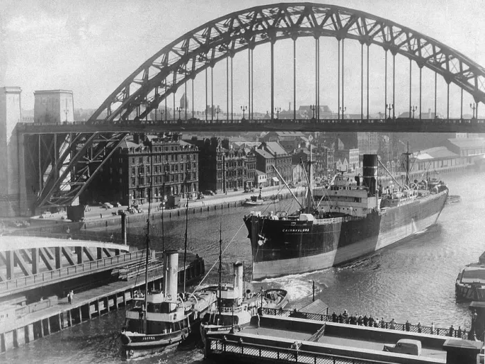 Framed Print : The tug Joffre towing the Cairnvalona under the Tyne Bridge and through the Swing Bridge