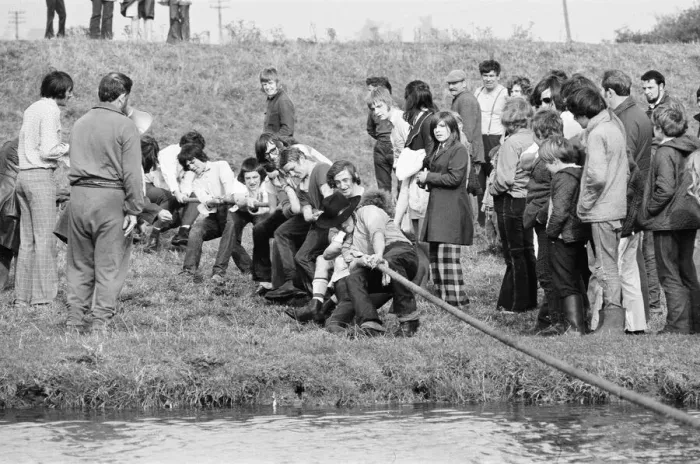 Framed Print : Tug of War Competition across the River Great Ouse aka Old West River in Stretham Framed Print : Tug of War Competition across the River Great Ouse aka Old West River in Stretham