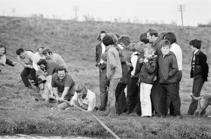 Framed Print : Tug of War Competition across the River Great Ouse aka Old West River in Stretham