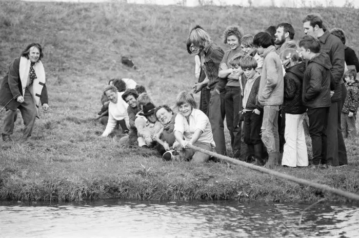 Framed Print : Tug of War Competition across the River Great Ouse aka Old West River in Stretham Framed Print : Tug of War Competition across the River Great Ouse aka Old West River in Stretham