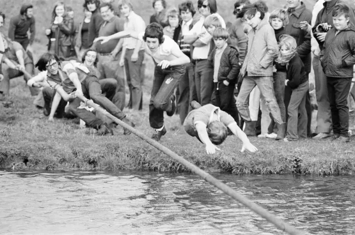 Framed Print : Tug of War Competition across the River Great Ouse aka Old West River in Stretham Framed Print : Tug of War Competition across the River Great Ouse aka Old West River in Stretham