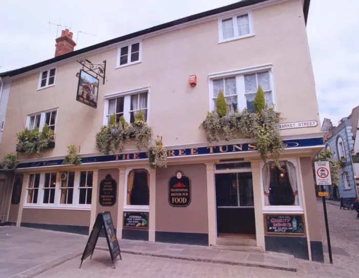 Framed Print : The Three Tuns Pub in Windsor April 1997 Public House where boys from Eton School are
