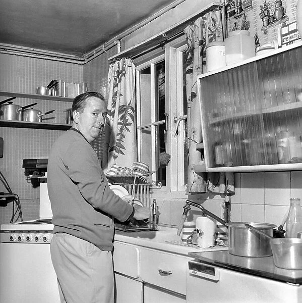 TV actor Hugh Lloyd seen here at home doing the washing up. 1960 A1098-001