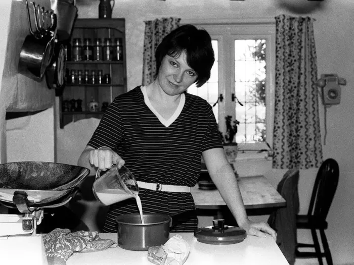 Framed Print : Tv cook Delia Smith at home in kitchen 1981 Framed Print : Tv cook Delia Smith at home in kitchen 1981