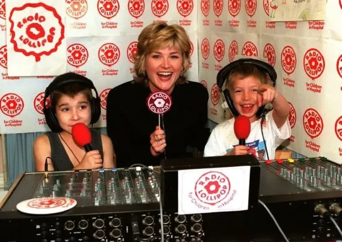  : TV PRESENTER ANTHEA TURNER HELPS RADIO LOLLIPOP OUT AT QUEEN ELIZABETH HOSPITAL HACKNEY