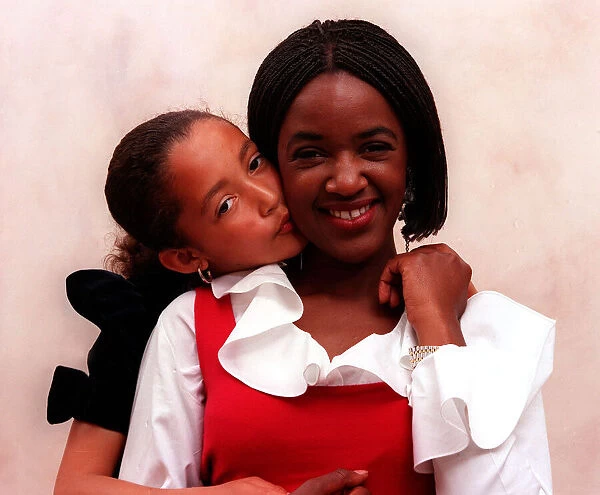 Tv presenter Diane Louise Jordan with niece 1995 A©mirrorpix