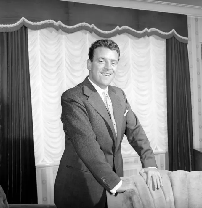 Framed Print : TV presenter Eamon Andrews. 1957 A255-006