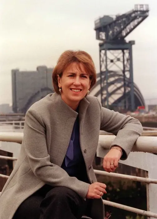 Framed Print : TV Presenter Kirsty Wark October 1999 returns to BBC Scotland screens when she Framed Print : TV Presenter Kirsty Wark October 1999 returns to BBC Scotland screens when she