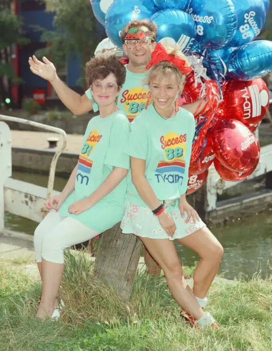 Framed Print : TV Presenters Timmy Mallett and Michaela Strachan with new TV-am weather girl Carol