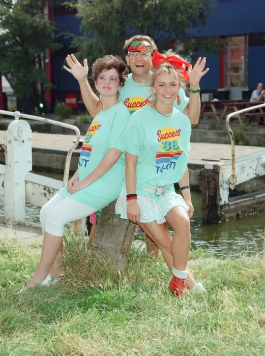 Framed Print : TV Presenters Timmy Mallett and Michaela Strachan with new TV-am weather girl Carol