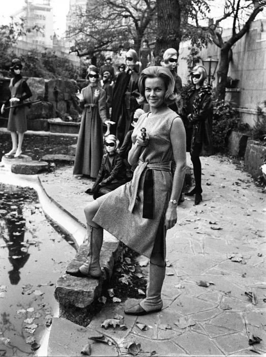 Framed Print : TV programme The Avengers Oct 1963 Honor Blackman A©mirrorpix Framed Print : TV programme The Avengers Oct 1963 Honor Blackman A©mirrorpix