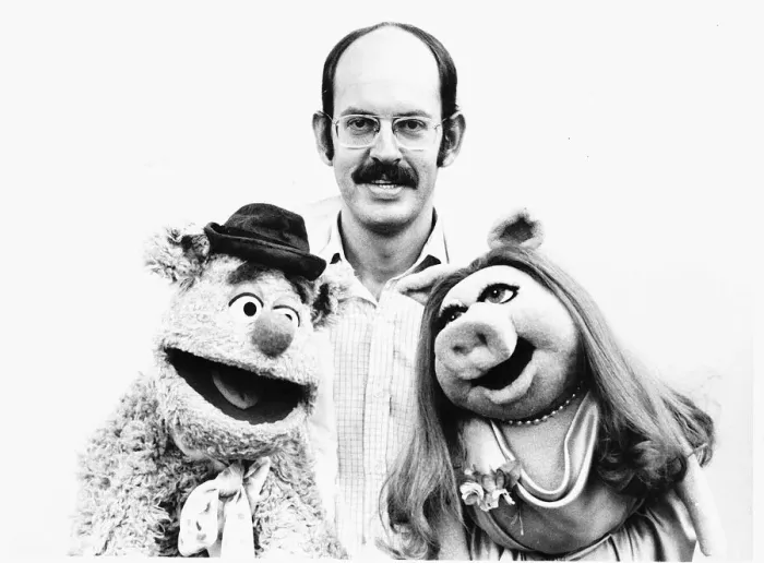 Framed Print : TV Progs The Muppet Show Puppeteer Frank Oz Actor poses with Muppets Fozzie Bear & Miss Framed Print : TV Progs The Muppet Show Puppeteer Frank Oz Actor poses with Muppets Fozzie Bear & Miss