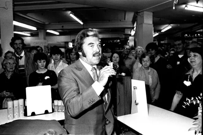 Framed Print : TV sports personality Dickie Davies was a guest of honour at Binns department store in Framed Print : TV sports personality Dickie Davies was a guest of honour at Binns department store in