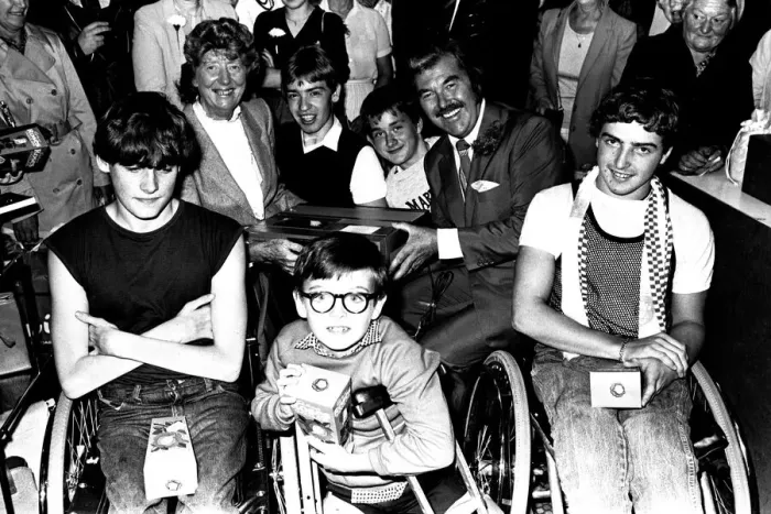 Framed Print : TV sports personality Dickie Davies was a guest of honour at Binns department store in Framed Print : TV sports personality Dickie Davies was a guest of honour at Binns department store in