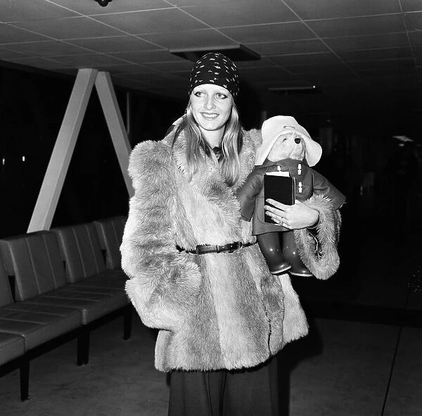 Twiggy at Heathrow Airport. 10th February 1974