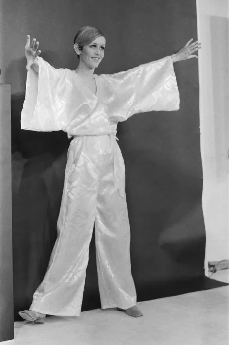 Framed Print : Twiggy launches new collection, The Twiggy Look Collection
