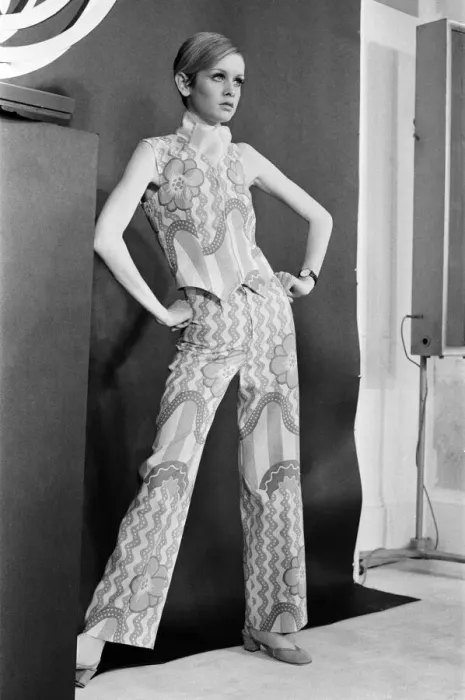 Framed Print : Twiggy launches new collection, The Twiggy Look Collection