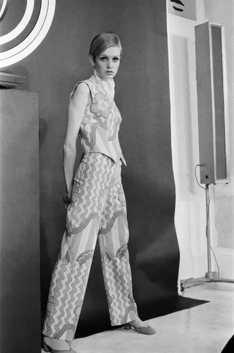 Framed Print : Twiggy launches new collection, The Twiggy Look Collection
