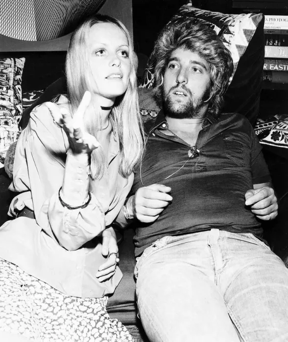 Framed Print : Twiggy model and actress with boyfriend and manager Justin de Villeneuve Framed Print : Twiggy model and actress with boyfriend and manager Justin de Villeneuve