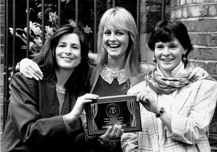 Framed Print : Twiggy Model Actress presenting award to London Theatres Directors Rose Fenton Framed Print : Twiggy Model Actress presenting award to London Theatres Directors Rose Fenton
